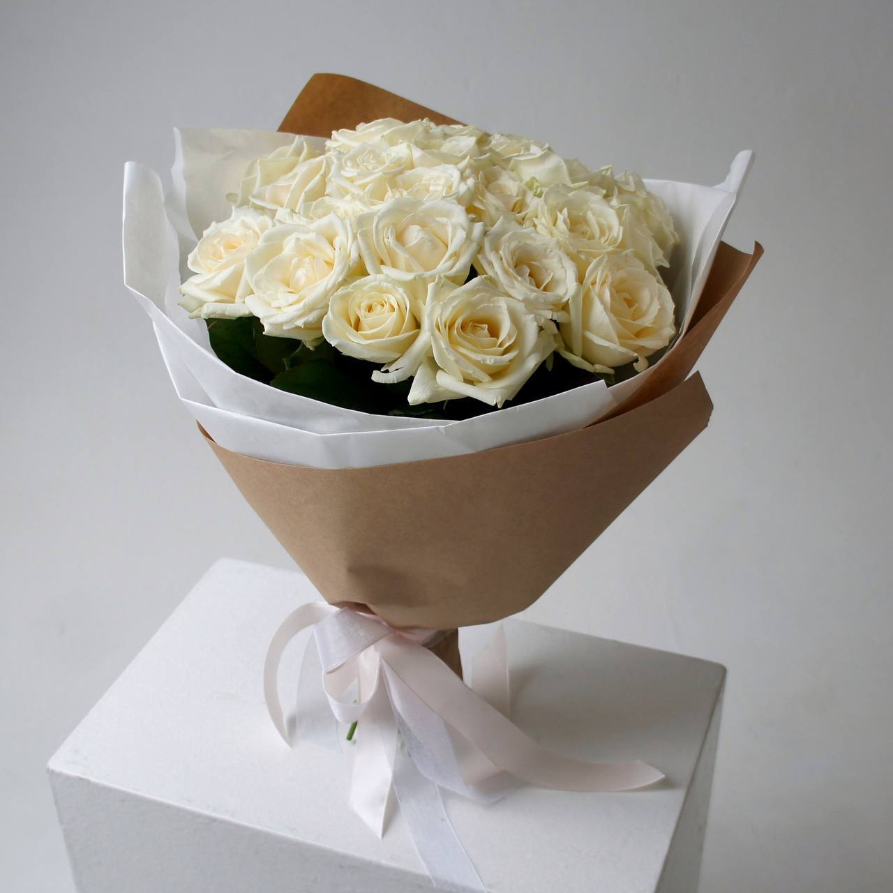 Акция! Букет из 15 белых роз в крафте