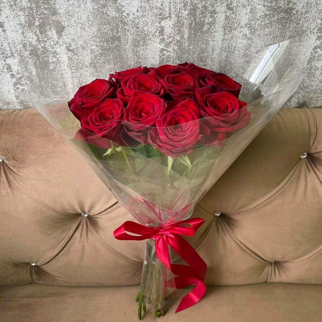 Букет из 11 красных роз в серой пленке