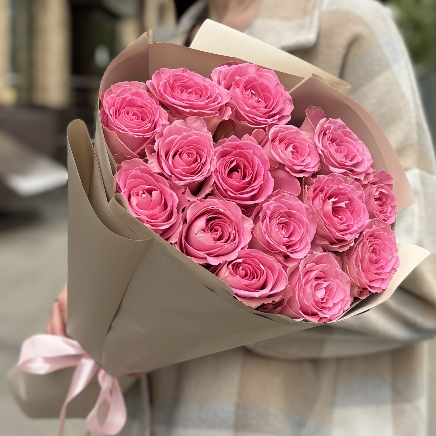 Букет из 15 розовых роз в голубой пленке «Розовая премия»