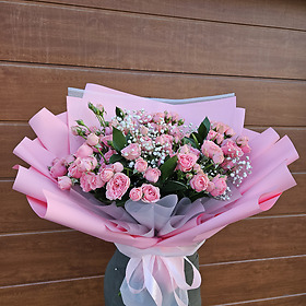 Букет из 15 розовых роз и гипсофилы в сетке