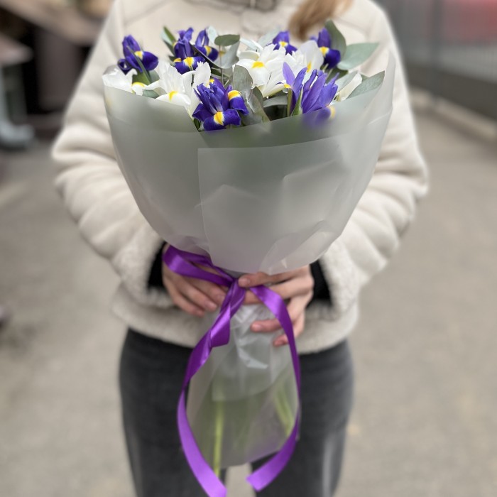 Букет из 15 синих ирисов в белой бумаге «Из чего же, из чего же»