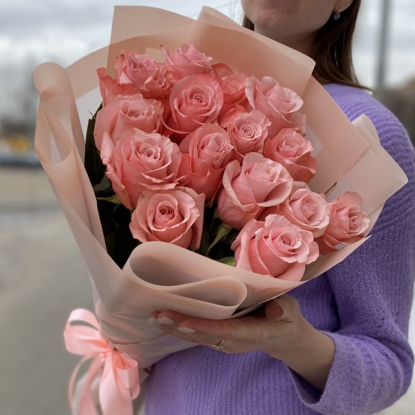 Букет из 15 ярко-коралловых роз с зеленью