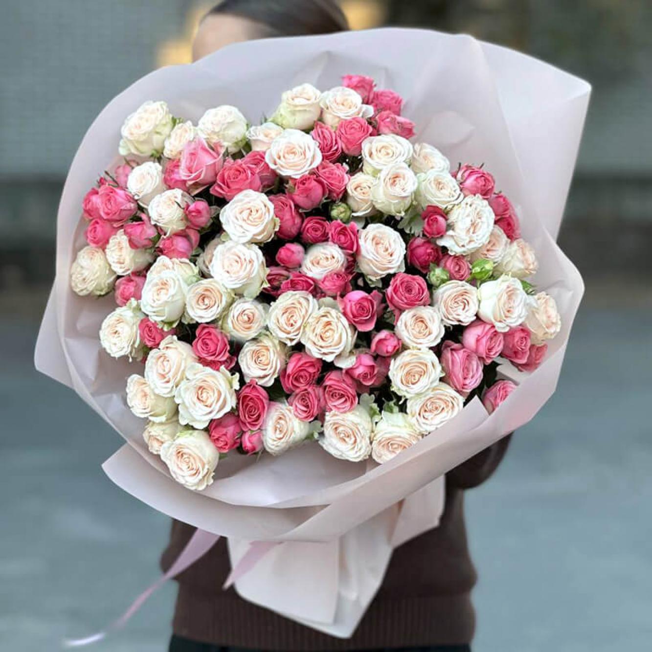 Букет из 19 бело-розовых роз в крафте