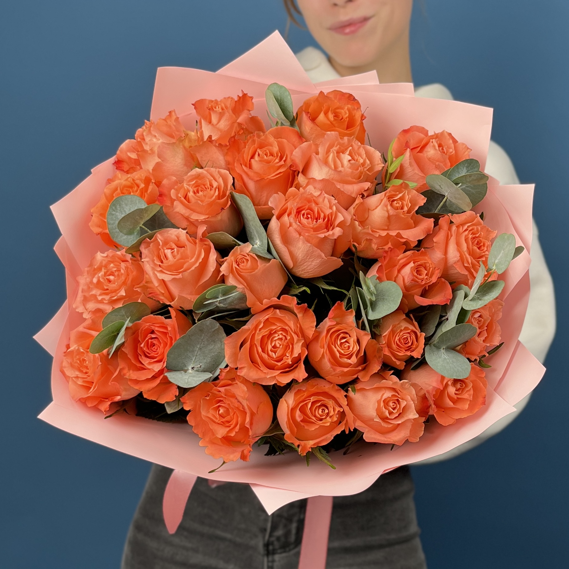 Букет из 19 коралловых роз в голубой пленке