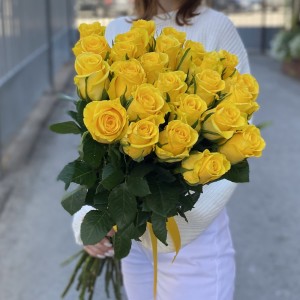 Букет из 25 желтых гвоздик в пленке с лентой, Голландия