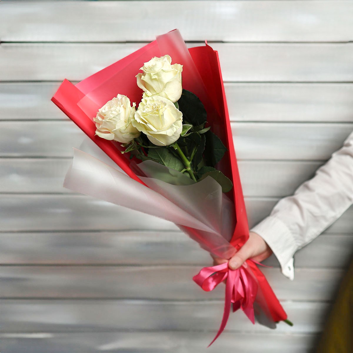 Букет из 3 белых роз 60 см с лентой, Эквадор