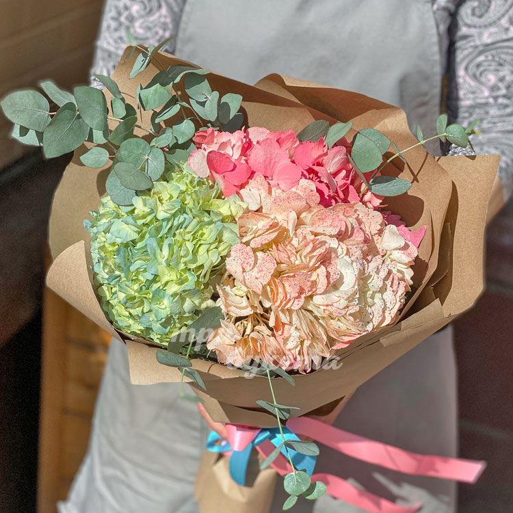 Букет из 3 розовых гортензий в крафте с лентой