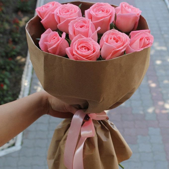 Букет из 3 розовых роз в крафте с лентой, 50 см, Россия
