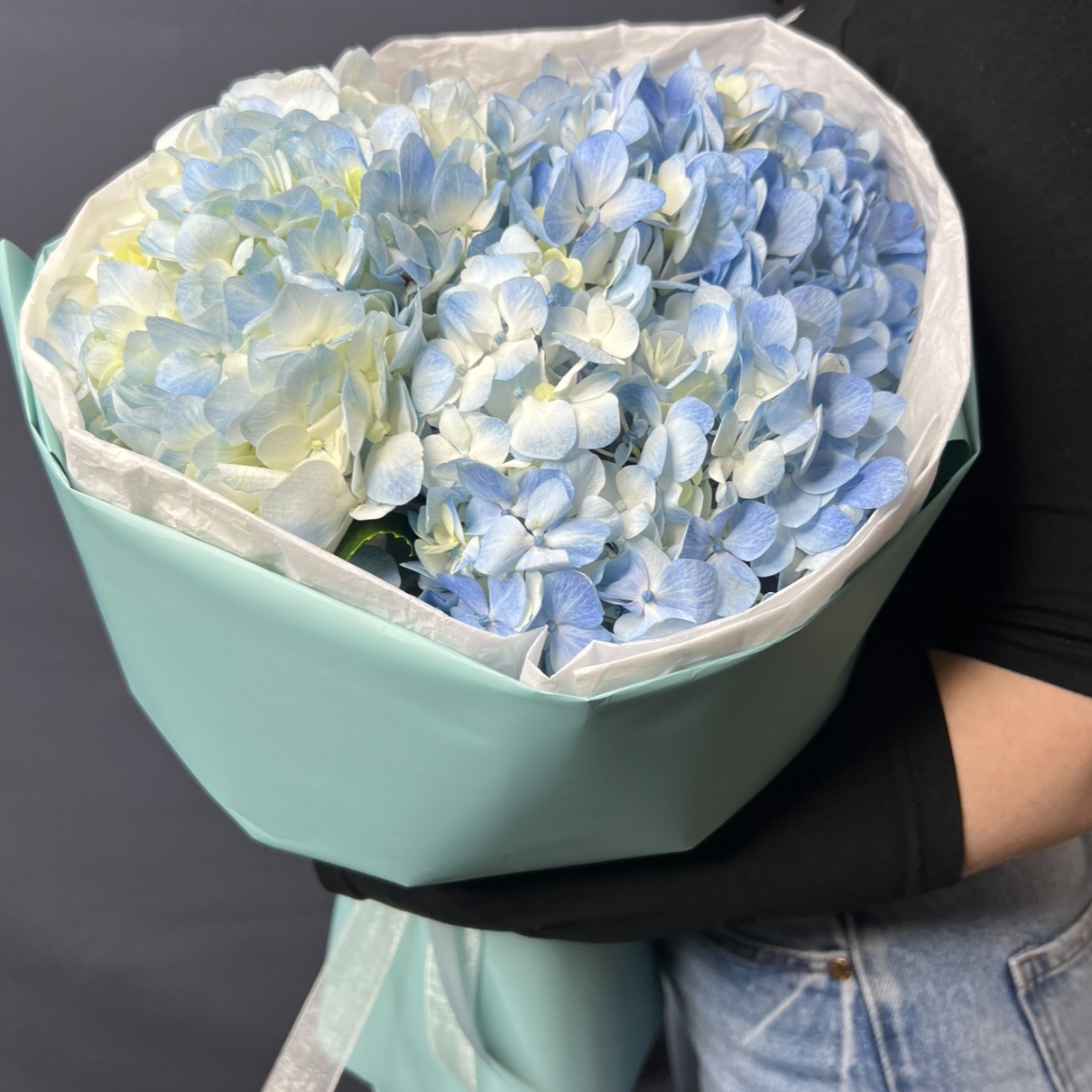 Букет из 3 цветов голубой гортензии «Воздушный рожок» (букет на рождение ребенка)