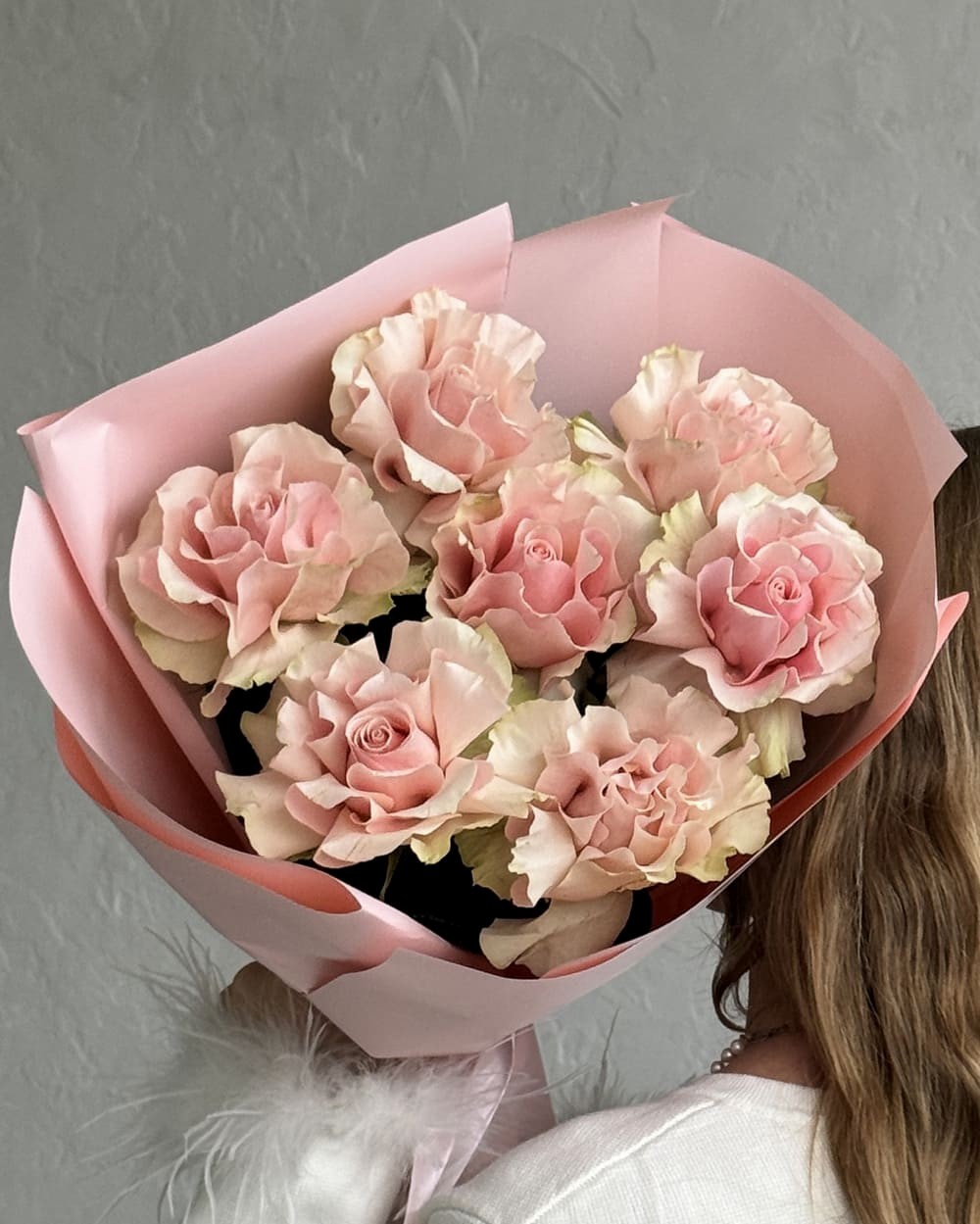 Букет из 7 розовых роз с лентой, 60 см, Россия