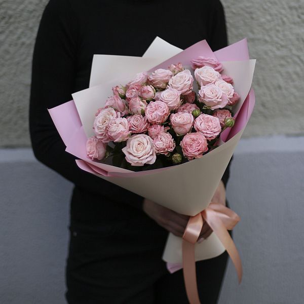 Букет из 9 кустовых розовых роз в розовой пленке