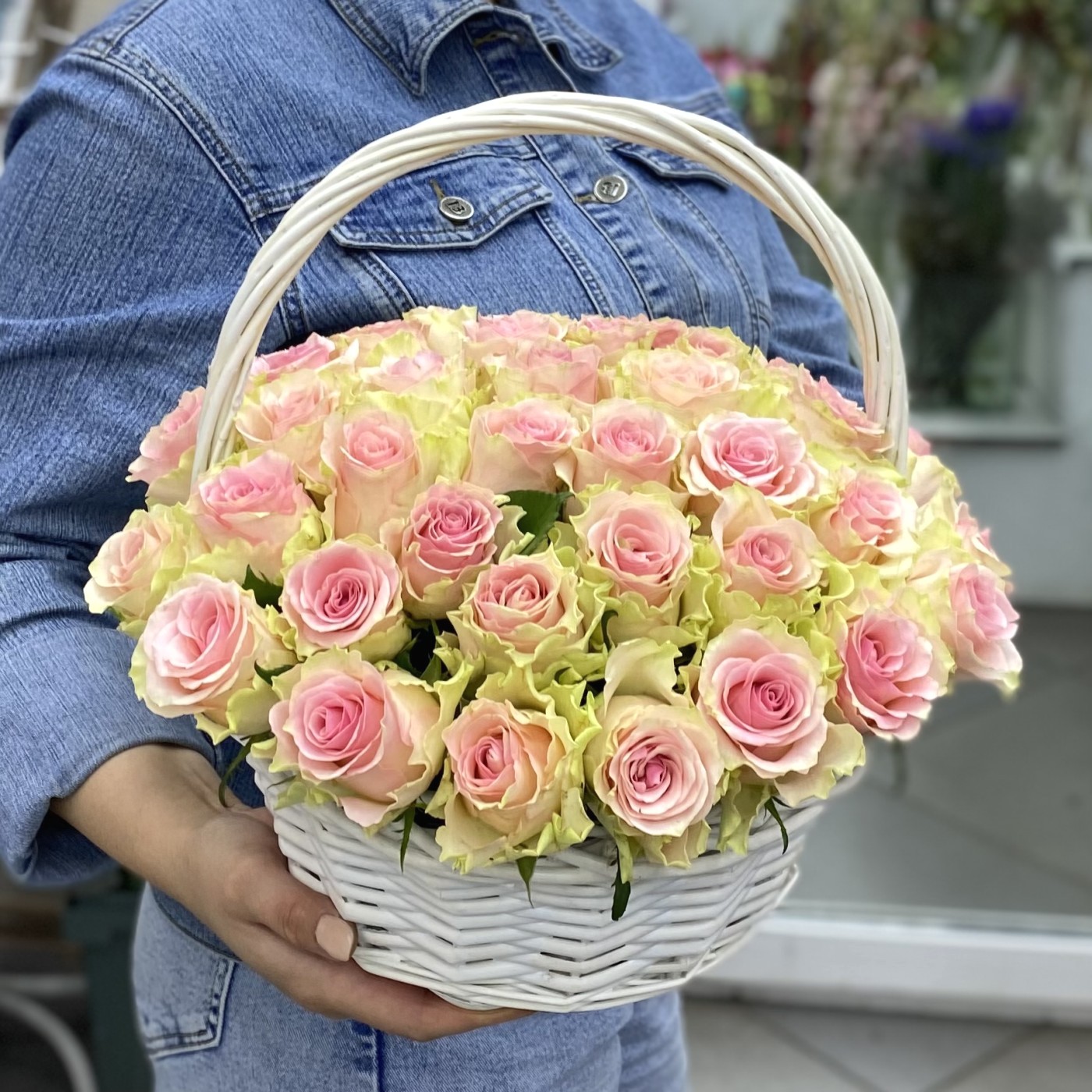 Букет из светло-розовых роз в корзине «Принцесса роз»