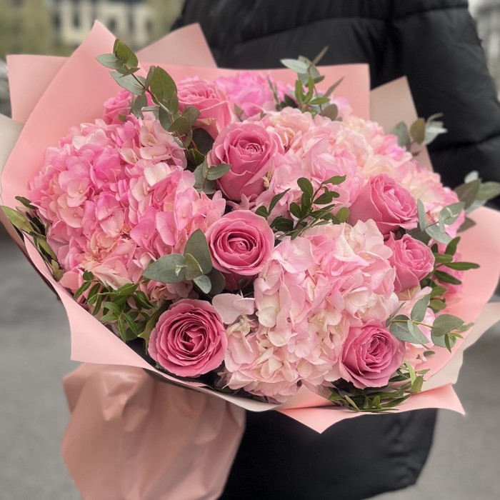 Букет цветов из розовых, малиновых роз и гортензии «Твой шарм»
