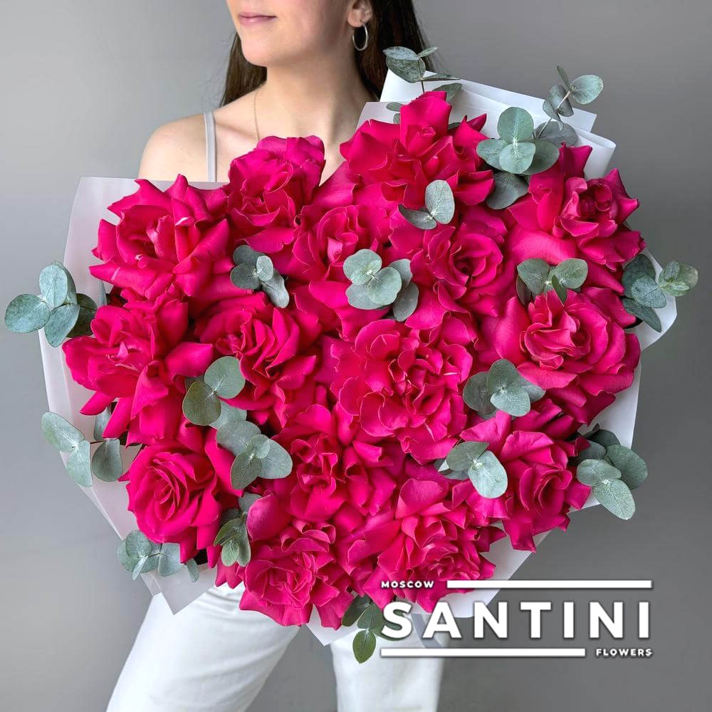 Цветочная композиция из 15 красных роз с эвкалиптом в коробке